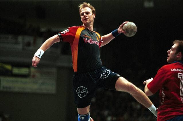 Olafur Stefansson (SCM) beim Sprungwurf Handball EC 3 Herren EHF-Pokal-Finale 1999, Europapokal, Europacup, SC Magdeburg-CBM de Valladolid Einzelbild Bördelandhalle Magdeburg Dynamik, Höhe,