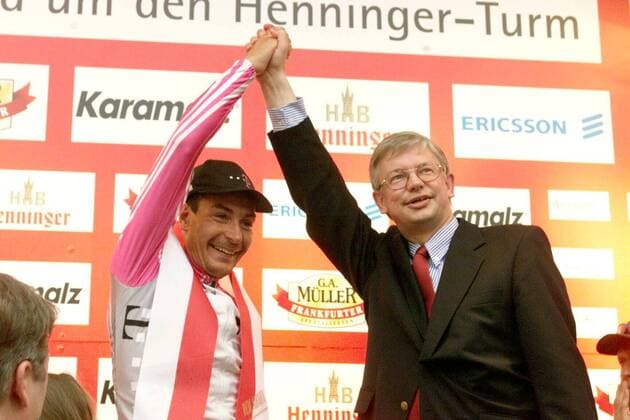 Erik Zabel (Deutschland, Team Deutsche Telekom) Sieger in Frankfurt - da zeigt sich auch der Ministerpräsident von Hessen, Roland Koch, gern auf dem Podium Radsport Herren Rund um den Henninger Turm 1999, Straßenrennen, Straße, Radrennen, Straßenradsport, Gruppe Frankfurt M. Harmonie, Freude, Begeisterung,