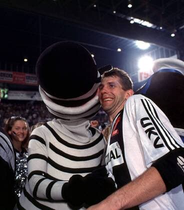 Magnus Wislander (Kiel) freut sich mit Maskottchen Hein-Daddel gemeinsam über den Sieg Handball 1. BL Herren Saison 1998 1999, THW Kiel - Deutscher Meister, Meisterfeier Gruppe Kiel Glück, Freude, Begeisterung, Kameradschaft,