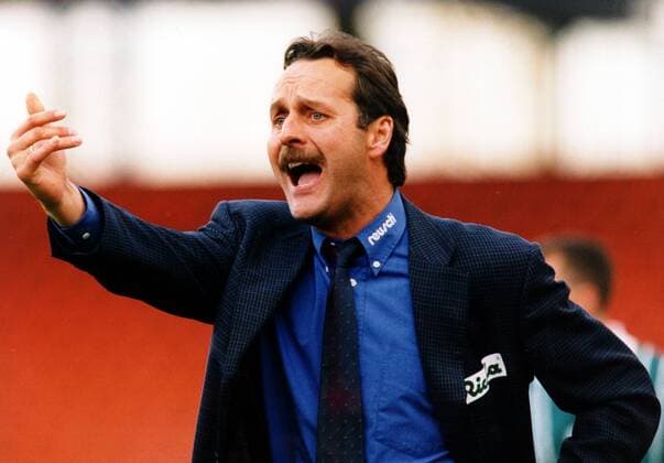 Trainer Peter Neururer ( Düsseldorf ) zitiert jemanden heran Fußball 2. BL Herren Saison 1998 1999, Fortuna Düsseldorf Einzelbild Rheinstadion Düsseldorf Skepsis, Ungeduld,