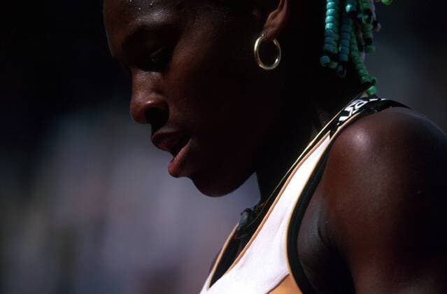 Serena Williams (USA) im Profil Tennis Damen French Open 1998, WTA-Tour, Grand Slam, Sand, Sandplatz, Sandplatzturnier, Sandplatztennis Porträt Roland Garros Paris Konzentration, Spannung,
