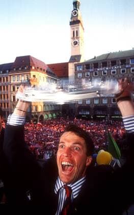 Fußball, FC Bayern München, Deutscher Meister 1994 Lothar Matthäus hebt mit verzücktem Blick die Meisterschale in die Höhe Fußball 1. BL Herren Saison 1993 1994, FC Bayern München, Meisterfeier, Siegerfeier, Sieg, Sieger Einzelbild Marienplatz München Glück Freude, Begeisterung, Komik