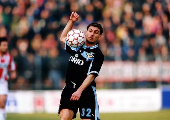 Christian Vieri (Lazio) nimmt den Ball mit der Brust an Fußball 1. BL Herren Saison 1998 1999: Seria A, Italienische Liga, Lazio Rom - Vicenza Calcio Einzelbild Stadio Olimpico Rom Dynamik, Konzentration,  