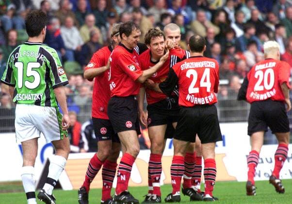Torschütze Frank Baumann (Nürnberg) wird von seinen Mitspielern bejubelt Fußball 1. BL Herren Saison 1998 1999, VfL Wolfsburg - 1. FC Nürnberg 1:1, Gruppe VfL Stadion Wolfsburg Glück, Freude, Kameradschaft, Begeisterung,