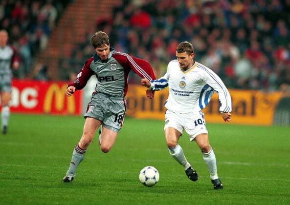 Andrej Schewtschenko (Kiew, re.) gegen Michael Tarnat (Bayern) Fußball EC 1 Herren Champions League 1998 1999, Halbfinale, Rückspiel, FC Bayern München - Dynamo Kiew 1:0 Gruppe Olympiastadion München Dynamik,