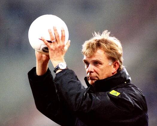 Trainer Volker Finke (Freiburg) hält das runde Leder hoch, um welches sich seine Spieler bemühen sollen Fußball 1. BL Herren Saison 1998 1999, München - SC Freiburg 2:0 Einzelbild Olympiastadion München