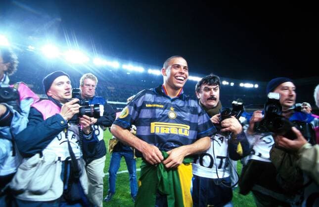 Ronaldo (Inter), umzingelt von Fotografen, ist so richtig glücklich Fußball EC 3 Herren UEFA-Cup, Pokal, Saison 1997 1998, Finale, Endspiel, Europapokal, Europacup, Siegerehrung Gruppe Prinzenpark, Prinzenparkstadion Paris Glück, Begeisterung, Freude,