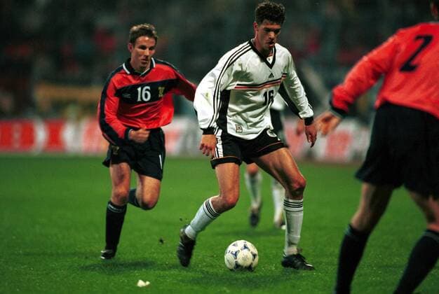 Michael Ballack (Deutschland) spielt den Ball Fußball Länderspiel Herren Nationalmannschaft 1999, Nationalteam, Nationaltrikot, Freundschaftsspiel, Deutschland - Schottland Einzelbild Weserstadion Bremen Dynamik, Kampf,