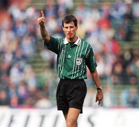 Schiedsrichter Wolfgang Stark (Landshut) zeigt die Richtung an Fußball 1. BL Herren Saison 1998 1999 Einzelbild Parkstadion Gelsenkirchen Überlegenheit,