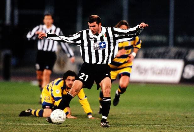 Zinedine Zidane (Juve) am Ball Fußball Herren Saison 1998 1999: Serie A, Italienische Liga, Meisterschaft, Juventus Turin, Juve - AC Parma Gruppe Stadio Delle Alpi Turin Dynamik,  