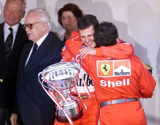 Teamchef Jean Todt umarmt Michael Schumacher (Deutschland) nach seinem Erfolg in Monaco, links dahinter Fürst Rainier III Motorsport Grand Prix Herren Großer Preis von Monaco 1999, Formel 1 Weltmeisterschaft, F1, WM, F, GP Gruppe Circuit de Monaco Monte Carlo Glück, Harmonie, Freude, Begeisterung, Kameradschaft,