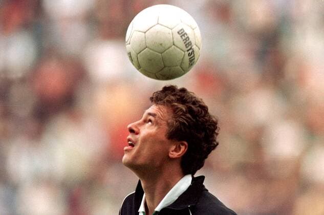 Toni Polster (Gladbach) jongliert das Leder auf seinem Kopf Fußball 1. BL Herren Saison 1998 1999, Borussia Mönchengladbach Einzelbild Bökelbergstadion Mönchengladbach Konzentration,
