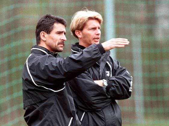 Colin Bell (re.), Trainer bei Dynamo Dresden, mit seinem Co-Trainer Damian Halata Fußball Herren Regionalliga Nordost, Saison 1998 1999: Dynamo Dresden Gruppe Dresden Nachdenklichkeit,