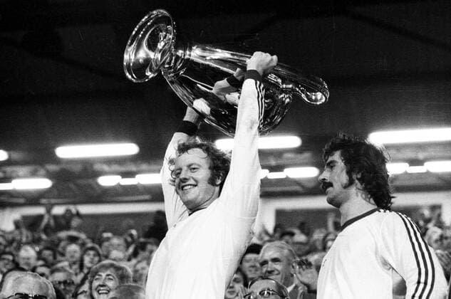 Jonny Hansen (Bayern) triumphierend mit dem Pokal, re. Gerd Müller Fußball EC 1 Herren Europapokal der Landesmeister, Saison 1973 1974: FC Bayern München (Deutschland), Meisterpokal Gruppe Brüssel Freude,