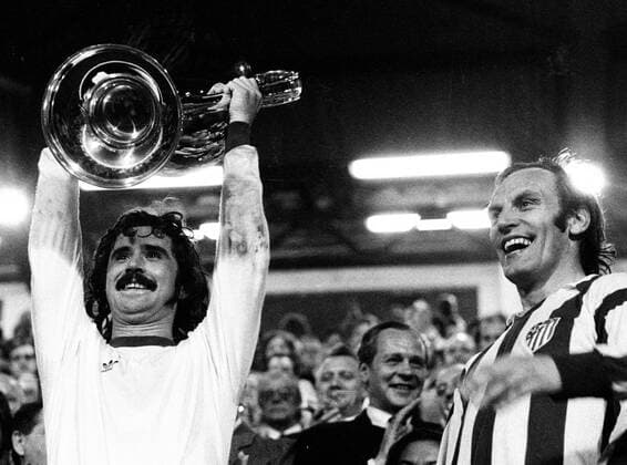 Gerd Müller (Bayern) triumphierend mit dem Pokal, re. Franz Bulle Roth im Trikot von Gegner Atletico Madrid Fußball EC 1 Herren Europapokal der Landesmeister, Saison 1973 1974: FC Bayern München (Deutschland), Meisterpokal Gruppe Brüssel Freude,
