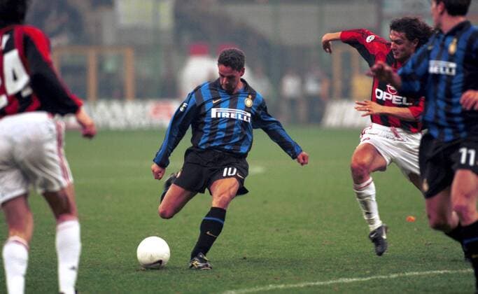 Roberto Baggio (Inter) beim Torschuß, attackiert von Paolo Maldini (AC Mailand) Fußball Herren Serie A, Seria, Italienische Liga, Saison 1998 1999: Internazionale Mailand - AC Milan Gruppe Stadio Giuseppe Meazza Mailand Dynamik,