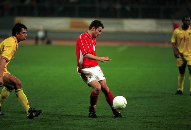 Stephane Chapuisat (Schweiz) beim Torschuß Fußball Qualifikation Herren EM-Qualifikation, Saison 1998 1999, Europameisterschaft, Länderspiel: Schweiz - Wales Einzelbild Zürich Dynamik,