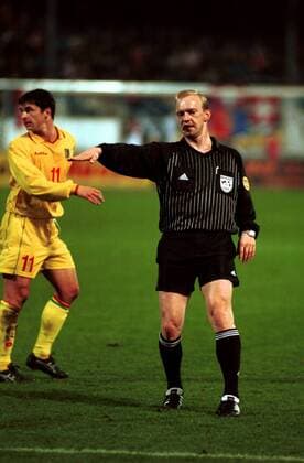 Miroslav Liba (Tschechien), FIFA-Referee, greift entschlossen durch Fußball Qualifikation Herren EM-Qualifikation, Saison 1998 1999, Europameisterschaft, Länderspiel: Schweiz - Wales Einzelbild Zürich Dynamik,