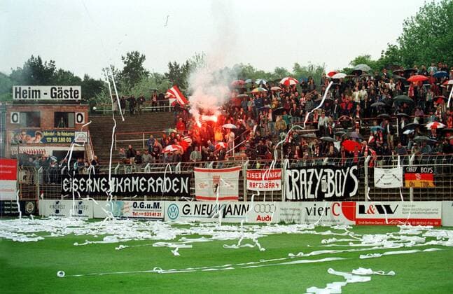 Union Fanblock vor dem Anpfiff Fußball Herren Regionalliga Nordost 1998 1999, 1. FC Union, Eisern Totale Alte Försterei an der Wuhlheide Berlin Freude, Begeisterung,