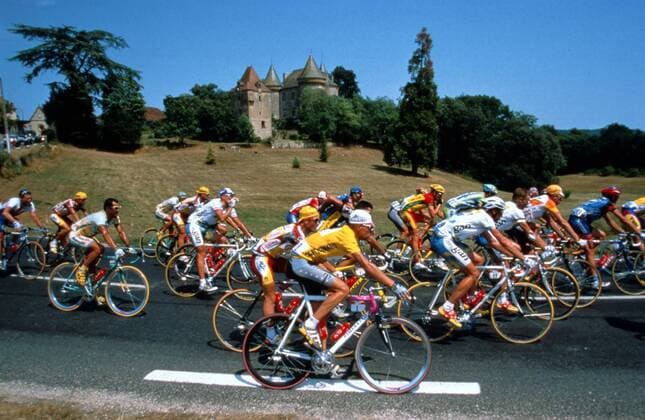 Jan Ullrich (Team Deutsche Telekom) im gelben Trikot mitten im Fahrerfeld Radsport Herren Tour de France 1998, Radrennsport, Straßenradsport, Straßenradrennsport, Straße, Rad, Radrennen Totale Dynamik,