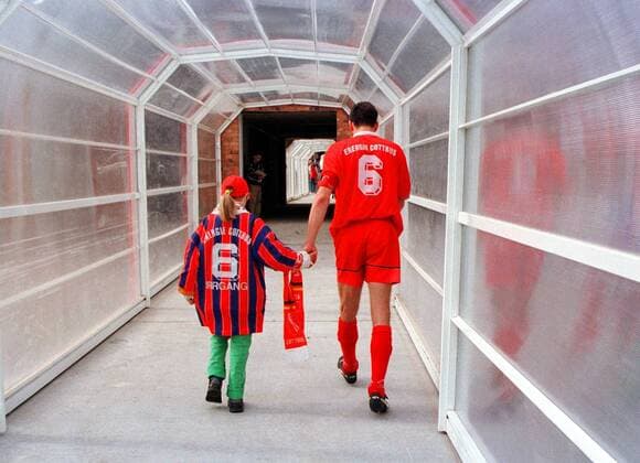 Detlef Irrgang (Cottbus) mit seiner Tochter Vivian (8 Jahre) auf dem Weg in die Kabine Fußball 2. BL Herren Saison 1998 1999, FC Energie Cottbus Gruppe Stadion der Freundschaft Cottbus Glück, Harmonie, Kameradschaft,