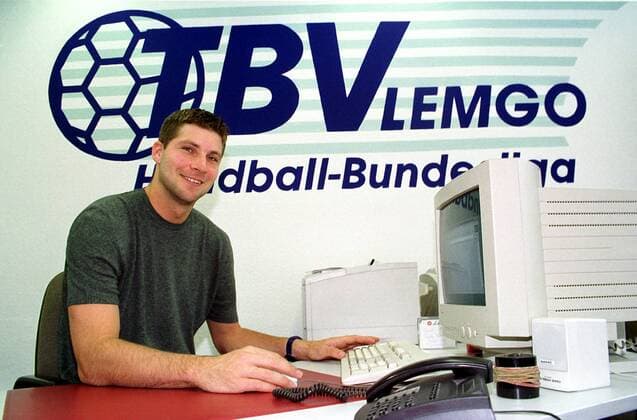 Daniel Stephan (Lemgo) bastelt an seiner Homepage in der Geschäftsstelle des TBV Lemgo Handball 1. BL Herren Welthandballer des Jahres 1999, TBV Lemgo Einzelbild Lemgo