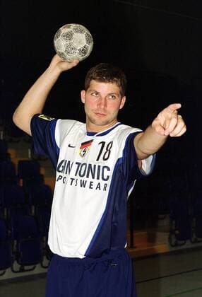 Daniel Stephan (Deutschland) mit DHB-Handball Handball 1. BL Herren Welthandballer 1999, Nationalmannschaft, Shooting, Fotoshooting, Fototermin Einzelbild Lemgo Überlegenheit,