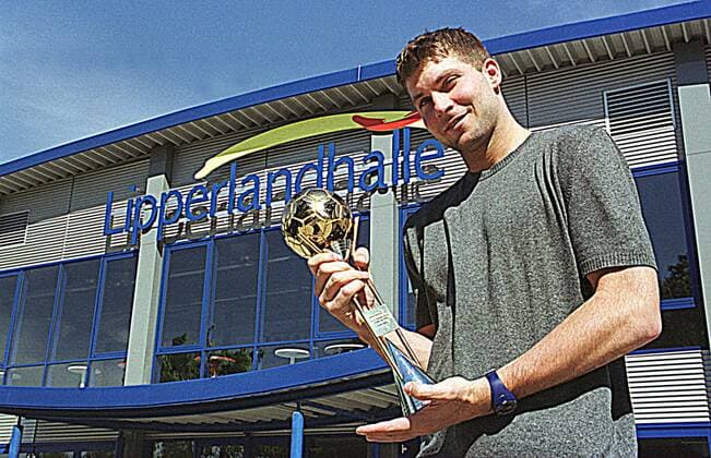 Daniel Stephan (TBV Lemgo) mit dem Pokal Welthandballer 1999 vor der Lipperlandhalle Handball 1. BL Herren Welthandballer 1999, Nationalmannschaft, Shooting, Fotoshooting, Fototermin Einzelbild Lipperlandhalle Lemgo Glück, Freude,