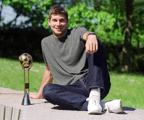 Daniel Stephan (TBV Lemgo) mit dem Pokal Welthandballer 1999 Handball 1. BL Herren Welthandballer 1999, Nationalmannschaft, Shooting, Fotoshooting, Fototermin Einzelbild Lipperlandhalle Lemgo Glück, Freude,