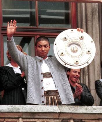 Fußball, FC Bayern München, Deutscher Meister 1999 Giovane Elber grüßt in Landestracht mit der Meisterschale vom Rathausbalkon Fußball 1. BL Herren Saison 1998 1999: FC Bayern München, Lederhosen, Tracht Einzelbild Rathausplatz, Marienplatz München