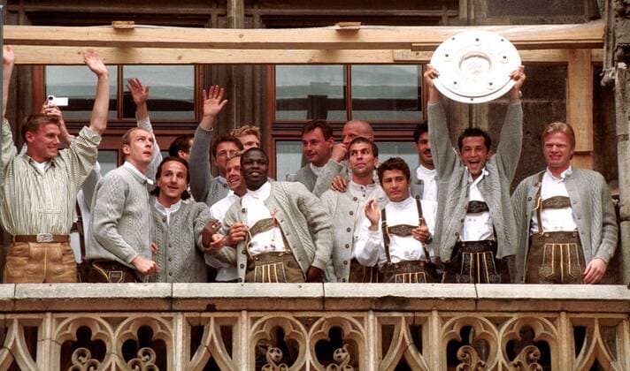 Fußball, FC Bayern München, Deutscher Meister 1999 Die Bayern-Spieler mit der Meisterschale in Landestracht auf dem Rathausbalkon, v.R.v.li.: Alexander Zickler, Mario Basler, Jens Jeremies, Samuel Osei Kuffour, Markus Babbel, Bixente Lizarazu, Hasan Salihamidzic, Torwart Oliver Kahn Fußball 1. BL Herren Saison 1998 1999: FC Bayern München Totale Rathausplatz, Marienplatz München Harmonie, Freude,