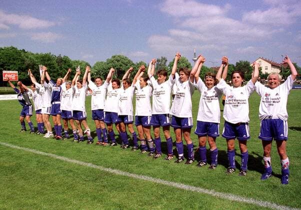Das Team des 1.FFC im Freudentaumel über den Gewinn der Meisterschaft Fußball 1. BL Damen Damenfußball 1998 1999, Frau, Frauen, Frauenfußball, Deutscher Meister, 1.FFC Frankfurt Totale Frankfurt M. Glück, Kameradschaft, Begeisterung, Freude,