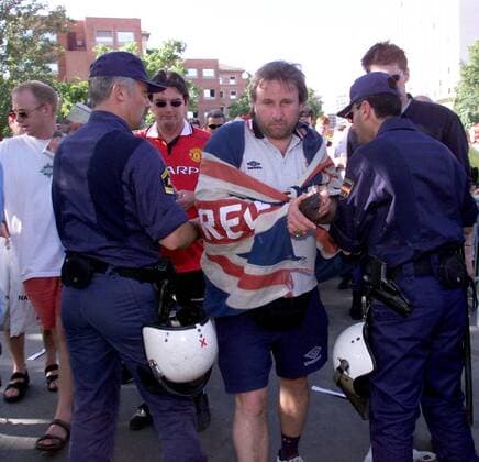 Polizisten nehmen Sicherheitskontrollen bei den Fußballfans von ManU vor Fußball EC 1 Herren Champions League 1998 1999, Finale, Endspiel, Manchester United (England) Gruppe Stadion Nou Camp Barcelona