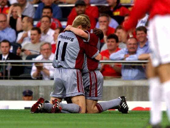 Stefan Effenberg (Bayern, 11) umarmt Mario Basler (Bayern) nach dessen frühen Führungstreffer Fußball EC 1 Herren Champions League 1998 1999, Finale, Endspiel, Manchester United (England) - FC Bayern München 2:1 Gruppe Stadion Nou Camp Barcelona Harmonie, Freude, Kameradschaft, Begeisterung,