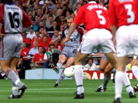 Mario Basler (Bayern) verwandelt den Freistoß zum 0:1 Fußball EC 1 Herren Champions League 1998 1999, Finale, Endspiel, Manchester United (England) - FC Bayern München 2:1 Gruppe Stadion Nou Camp Barcelona Dynamik,
