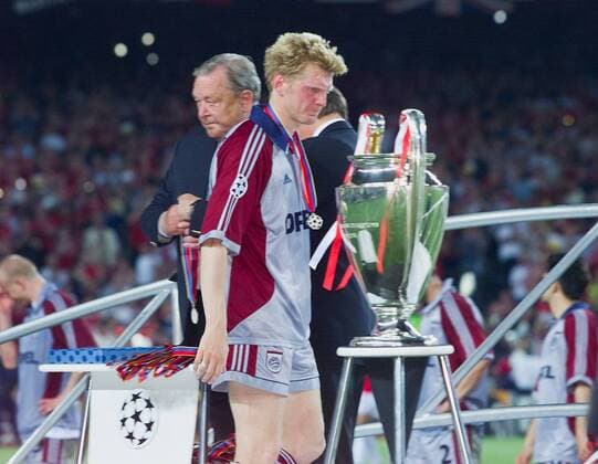 Stefan Effenberg (Bayern) mit traurigem Blick auf den Pokal den er fast gewonnen hätte, dahinter UEFA-Präsident Lennart Johansson Fußball EC 1 Herren Champions League 1998 1999, Finale, Endspiel, FC Bayern München 2:1 Einzelbild Stadion Nou Camp Barcelona Enttäuschung, Verzweiflung,