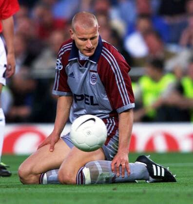 Carsten Jancker (Bayern) sucht im weißen Leder Antworten auf das Unfaßbare Fußball EC 1 Herren Champions League 1998 1999, Finale, Endspiel, Manchester United (England) - FC Bayern München 2:1 Einzelbild Stadion Nou Camp Barcelona Skepsis, Nachdenklichkeit, Konzentration,
