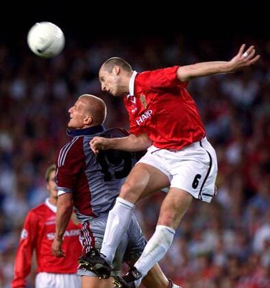 Carsten Jancker (Bayern, li.) gegen Jaap Stam (ManU) - Kampf der Giganten Fußball EC 1 Herren Champions League 1998 1999, Finale, Endspiel, Manchester United (England) - FC Bayern München 2:1 Gruppe Stadion Nou Camp Barcelona Dynamik, Anstrengung, Kampf,