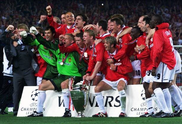 ManU jubelnd mit dem Pott, vorn links neben dem Pokal Torhüter Peter Schmeichel, rechts David Beckham Fußball EC 1 Herren Champions League 1998 1999, Finale, Endspiel, Manchester United (England) Totale Stadion Nou Camp Barcelona Glück, Freude, Begeisterung,