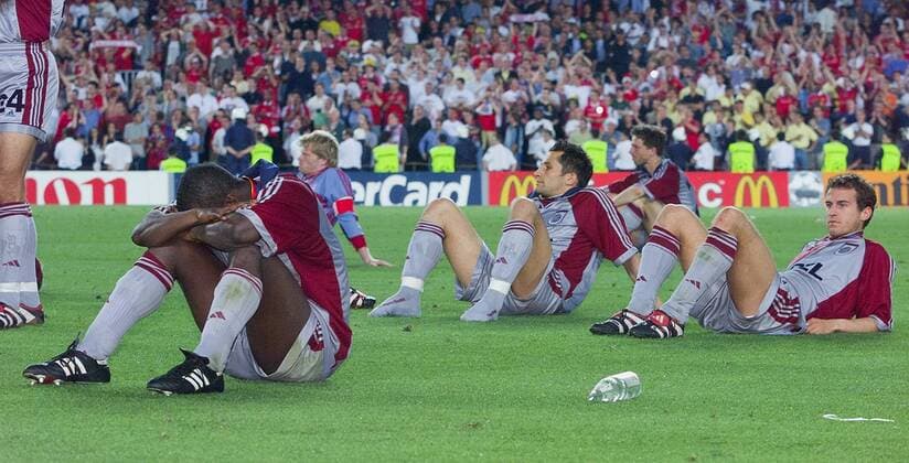 Die Bayern am Boden, vorn ein völlig aufgelöster Samuel Kuffour, dahinter Mehmet Scholl (re.) und Hasan Salihamidzic (Mitte) Fußball EC 1 Herren Champions League 1998 1999, Finale, Endspiel, FC Bayern München Totale Stadion Nou Camp Barcelona Erschöpfung, Verzweiflung,