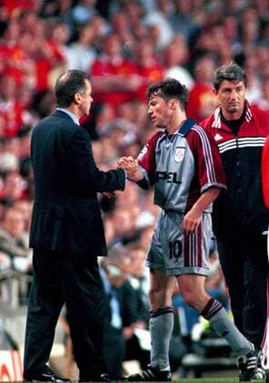 Lothar Matthäus (Bayern) wird durch Trainer Ottmar Hitzfeld ausgewechselt Fußball EC 1 Herren Champions League 1998 1999, Finale, Endspiel, FC Bayern München Gruppe Stadion Nou Camp Barcelona Kameradschaft, Enttäuschung,