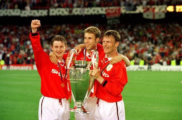 V.l.: Ole Gunnar Solskjaer, Ronny Johnsen und Teddy Sheringham (alle ManU) mit dem Pokal Fußball EC 1 Herren Champions League 1998 1999, Finale, Endspiel, Manchester United (England) Gruppe Stadion Nou Camp Barcelona Glück, Harmonie, Freude, Kameradschaft, Begeisterung,