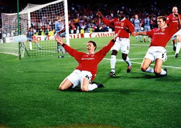 Ole Gunnar Solskjaer freut sich zusammen mit Dwight Yorke und Ronny Johnsen (alle Manchester United) über seinen Siegtreffer Fußball EC 1 Herren Champions League 1998 1999, Endspiel, Finale, Manchester United, ManU Gruppe Stadion Nou Camp Barcelona Glück, Harmonie, Begeisterung, Freude,  