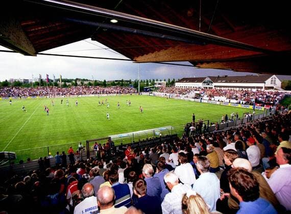 Fußball, Stadiongeschichte SpVgg Unterhaching Blick ins Stadion am Sportpark (Haching) Fußball 2. BL Herren Saison 1998 1999, SpVgg Unterhaching - SpVgg Greuther Fürth, Aufstieg, Aufsteiger, Totale Stadion am Sportpark Unterhaching