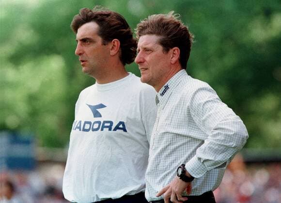 Coach Toni Schumacher (re.) und Co-Trainer Ralf Minge (beide Fortuna Köln) nachdenklich am Spielfeldrand Fußball 2. BL Herren Saison 1998 1999: Fortuna Köln Gruppe Stadion der Freundschaft Cottbus Nachdenklichkeit,