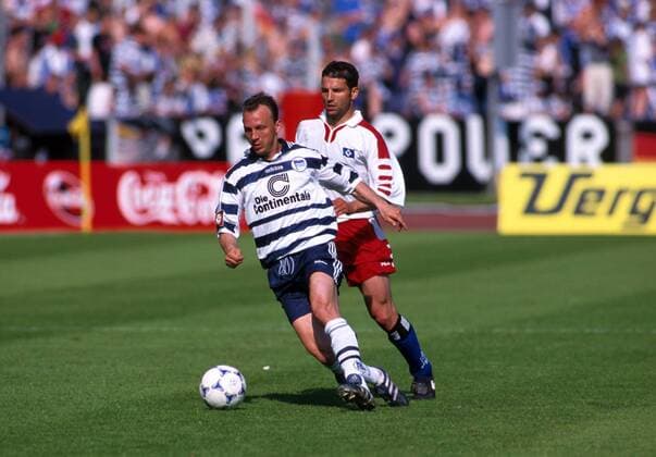 Andreas Thom (Hertha) im Zweikampf mit Oliver Straube (HSV) Fußball 1. BL Herren Saison 1998 1999, Hertha BSC Berlin - Hamburger SV, Hamburg, HSV 6:1 Gruppe Olympiastadion Berlin Kampf,