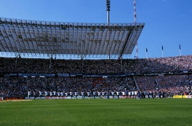 Die Mannschaft von Hertha und Verantwortliche bedanken sich bei den Fans für die tatkräftige Unterstützung Fußball 1. BL Herren Saison 1998 1999, Hertha BSC Berlin Totale Olympiastadion Berlin