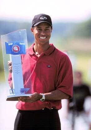 Eldrick Tiger Woods (USA) mit dem Siegerpokal im Porträt Golf Herren Deutsche Bank-SAP German Open 1999, Golfen, Profigolf, PGA-Tour, Profi, Profis Porträt St. Leon-Rot Freude,