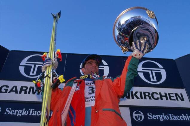 Alberto Tomba (Italien) präsentiert bei der Siegerehrung den Pokal Alpiner Skilauf Herren Weltcup 1995, Ski alpin, Skisport, Einzelbild Garmisch Partenkirchen Begeisterung, Freude,
