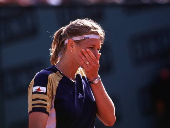 Steffi Graf (Deutschland) kann es nicht fassen Tennis Damen French Open 1999, WTA-Tour, Grand Slam Turnier, Sand, Sandplatz, Sandplatzturnier, Sandplatztennis Einzelbild Stade Roland Garros Paris Nachdenklichkeit,